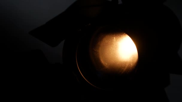 Equipamento de iluminação, flash ou holofotes, luz ligada e desligada, sombra, preto, close-up — Vídeo de Stock