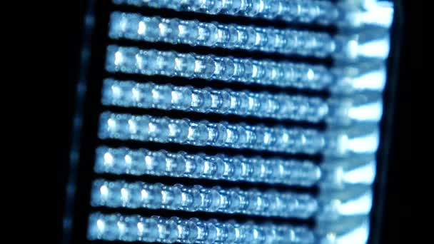 Vidéo éclairage lumineux LED, vue latérale, sur noir, gros plan 
