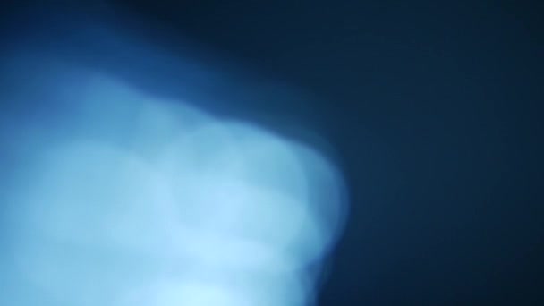 Éclairage lumineux vidéo LED, changement dynamique de mise au point, sur noir, gros plan 