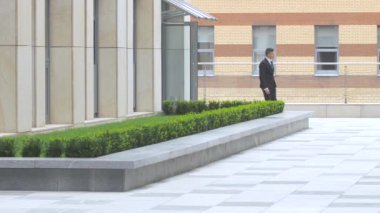 başarılı çekici işadamı binadan ayrılır ve birlikte gider