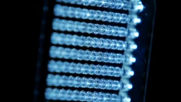 Vidéo éclairage lumineux LED, vue latérale, tourne, noir, gros plan 