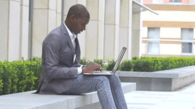 mutlu Afrikalı Amerikalı girişimci bilgisayar dizüstü bilgisayar görüntüleme. Açık havada