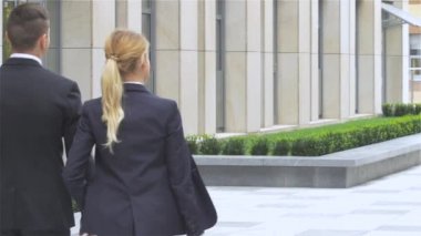 iş merkezinin sokakta yürüyen işadamları, yavaş hareket