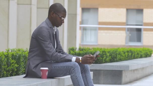 Üzletember dolgozó szemüveg laptop szabadban a háttérben a vállalati épület — Stock videók