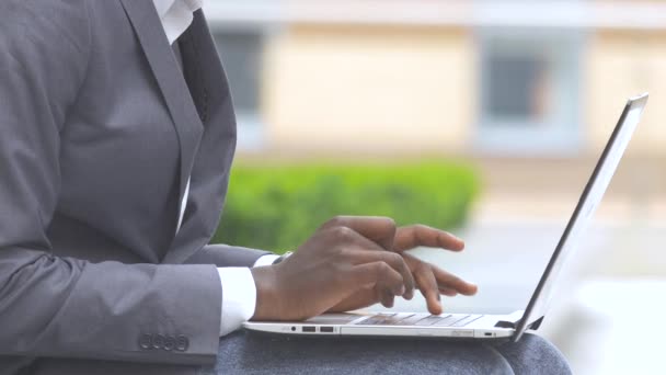 Americano empresário cortado mão de homem segurando telefone celular enquanto digitando no laptop — Vídeo de Stock