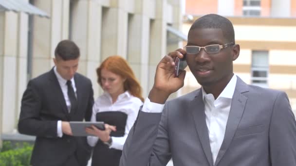 Groep van gelukkig multiraciale ondernemers staan in een rij — Stockvideo