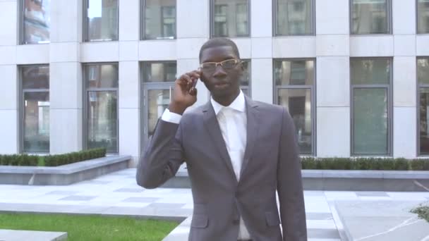 Hombre de negocios afroamericano joven usando un teléfono móvil - gente negra — Vídeos de Stock