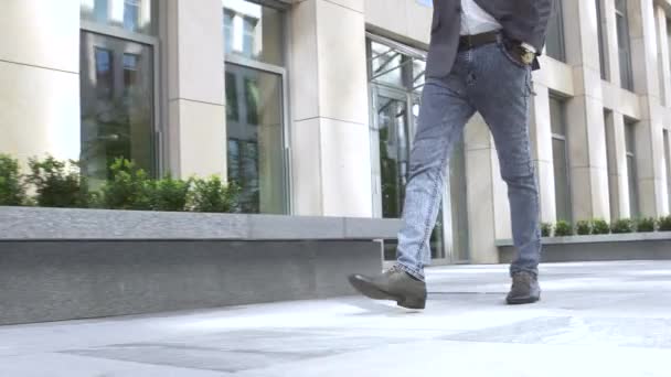 Человеческая нога в коричневой кожаной обуви и джинсах — стоковое видео