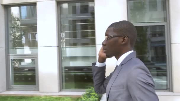 Homme d'affaires afro-américain passer un appel téléphonique mobile - Les Noirs — Video