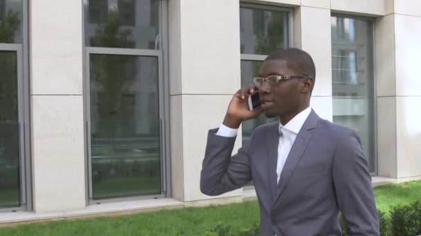 Homem de negócios americano fazendo uma chamada de telefone celular - pessoas negras — Vídeo de Stock