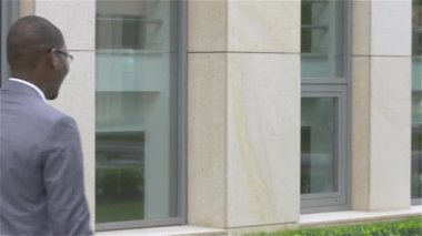 Cep telefonu ile Amerikalı iş adamı - Siyah insanlar, yavaş hareket