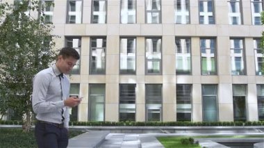 Çok mutlu başarılı gesturing genç işadamı, duygusal adam, yavaş hareket