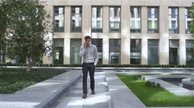 mutlu başarılı gesturing genç işadamı, duygusal adam