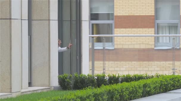 Sonriente mujer de negocios en el teléfono en el edificio moderno, cámara lenta — Vídeos de Stock