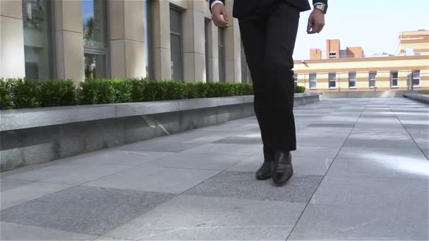 Businessman out of the building, slow motion — Stock Video