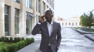 Afro-Amerikan İşadamı çalışıyor: cep telefonukonuşuyor. Fotoğraf stilize görünüm, yavaş çekim