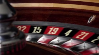 İle beyaz top, yan görünüm çalıştıran her zamanki rulet tekerleği