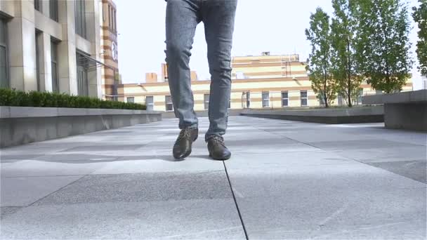 Homem pé com sapatos de couro marrom e jeans, câmera lenta — Vídeo de Stock