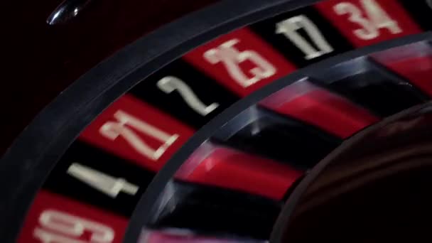 Ruota roulette abituale in esecuzione con palla bianca caduta, primo piano — Video Stock