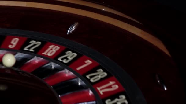 Parte della ruota della roulette in esecuzione, numeri, primo piano — Video Stock