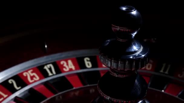 Roue de roulette en marche et s'arrête avec boule blanche sur 2 — Video