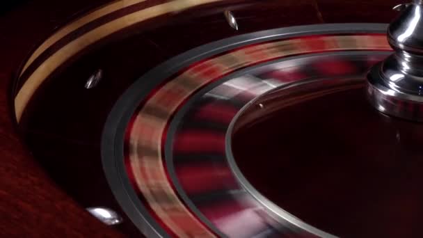 Een deel van de snel draaiende wiel roulette, witte bal valt, close-up — Stockvideo