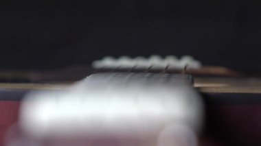 Akustik gitar, siyah, yakın çekim, aşağı top