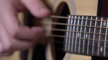 Gitar, dizeleri, odak çalmak adamın elini kapat