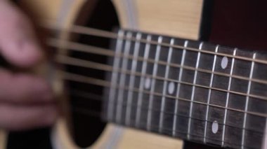 Adam gitar çalıyor, odak, dinamik değişim yakın çekim