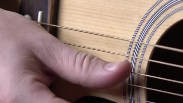 Man die gitaar speelt, close up — Stockvideo