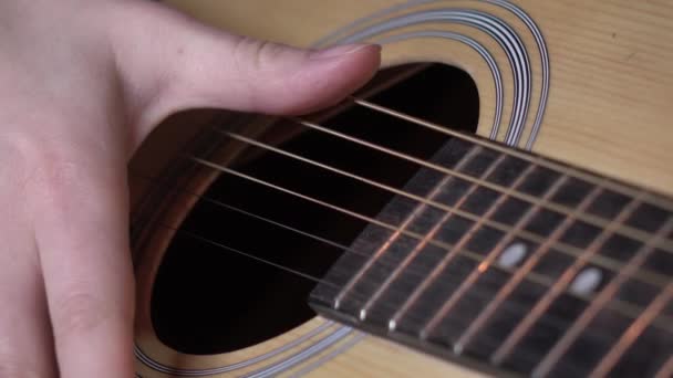 Menina tocando guitarra, close-up — Vídeo de Stock