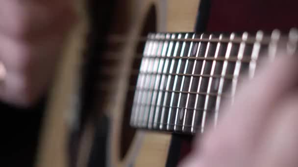 Man blijven spelen gitaar, dynamische verandering van focus, close-up — Stockvideo