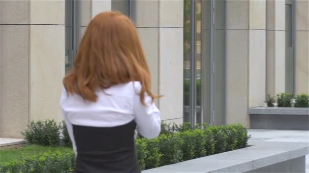 Деловая женщина на телефоне в современном здании, замедленная съемка — стоковое видео