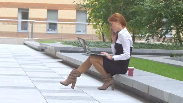 Kobieta pracuje na laptopa na tarasie, filiżanka kawy — Wideo stockowe