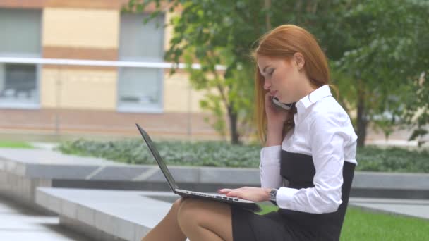 Uczniowie pracują na laptopa na tarasie, filiżanka kawy — Wideo stockowe