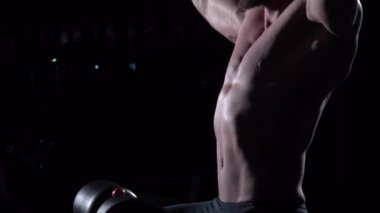 Genç adam Latı için açık spor salonunda açılan egzersizleri yapıyor gövde