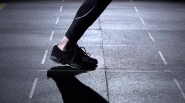 Kişi üzerinde ip atlama, siluet, yan görünüm ayaklarda atlar.