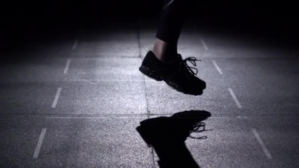 Persona salta sulla corda di salto, piedi nella silhouette, rallentatore — Video Stock