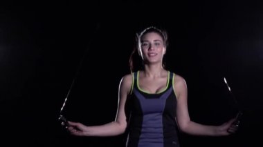 Gülümseyen kadın atlama ipi, önden görünüm, siyah, ağır çekim atlar