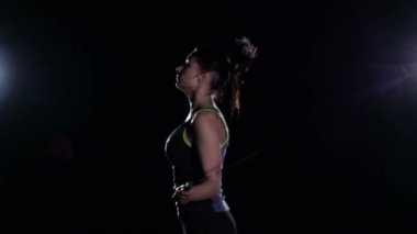 Sportif kadın atlama ipi, önden görünüm, siyah, ağır çekim atlar