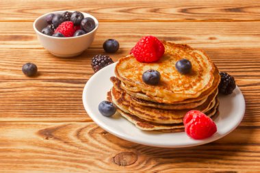 Tahta Arkaplanda Gözleme ve Böğürtlen