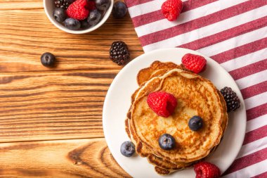 Tahta Arkaplanda Gözleme ve Böğürtlen