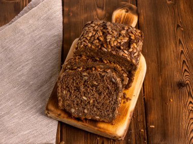 Ahşap zemin üzerinde tam tahıllı ekmek somunu