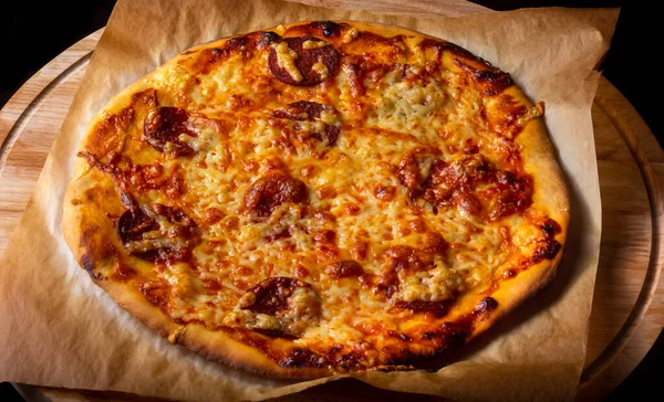 Heiße Pizza Auf Backpapier Auf Holzplatte — Stockfoto