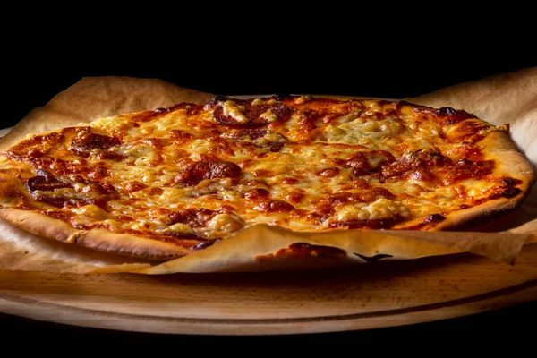 Heiße Pizza Auf Backpapier Auf Holzplatte — Stockfoto