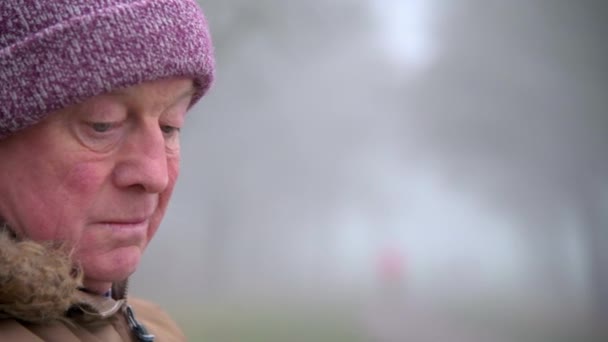 Zblízka Tvář Smutného Staršího Muže Který Sedí Sám Parku Mlhavého — Stock video