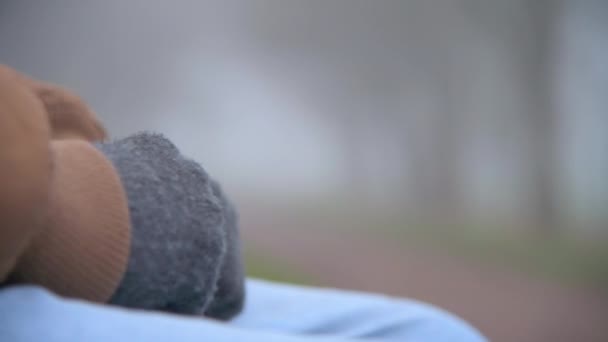 Тесный Снимок Рук Беспокойного Пожилого Человека Перчатках Холодным Туманным Утром — стоковое видео