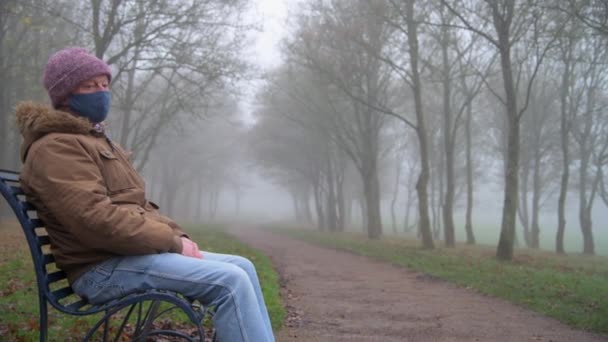 Sisli Bir Sabahta Parkta Tek Başına Oturan Üzgün Yaşlı Bir — Stok video