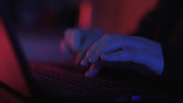 在一间五颜六色但光线昏暗的房间里 一个匿名的女黑客在键盘上打字 这张亲密的照片揭示了他的双手 — 图库视频影像