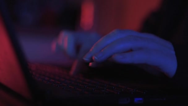Close Van Handen Van Een Anonieme Vrouwelijke Hacker Typen Een — Stockvideo